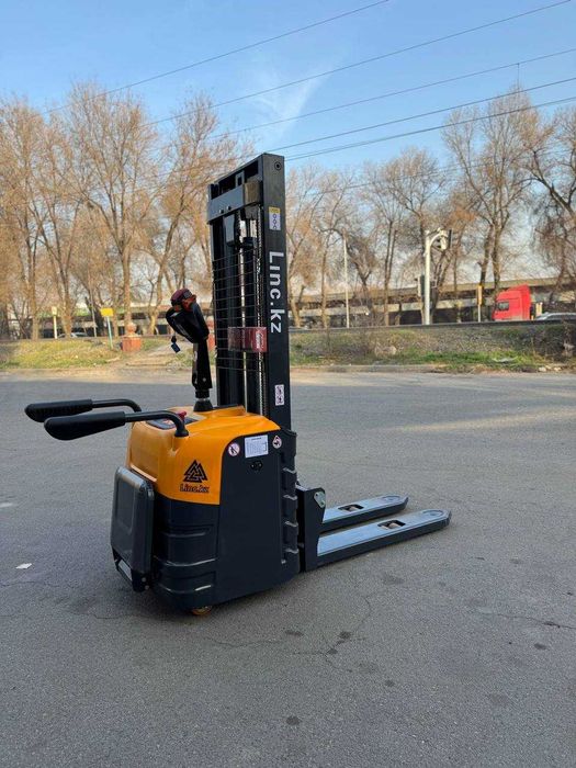 Самоходный, электрический штабелер,