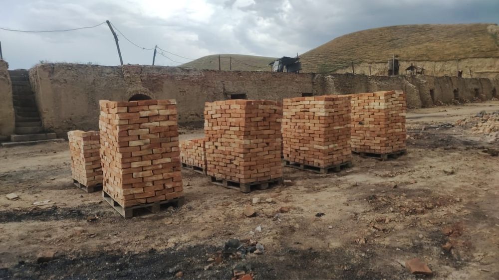 Красный кирпич для стройтельства