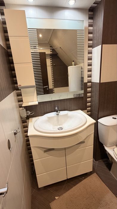 Продавам комплект шкаф с мивка, огледало и колона за баня