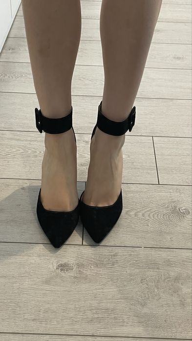 Черни обувки на ток с каишка