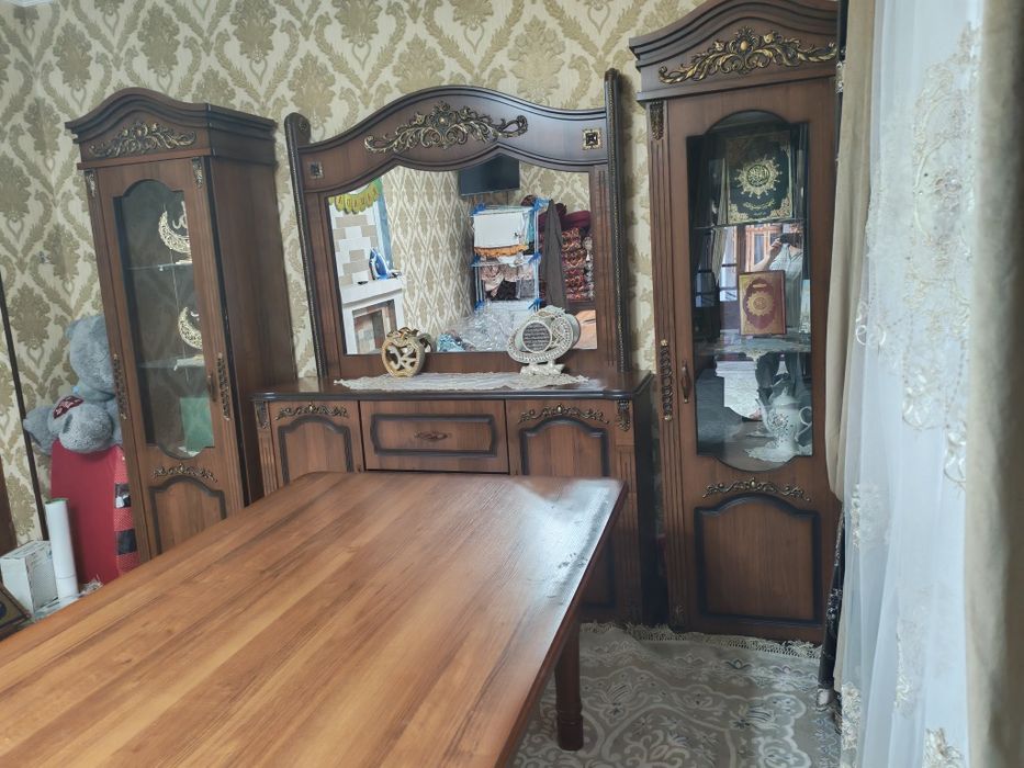 Комод с двумя горками