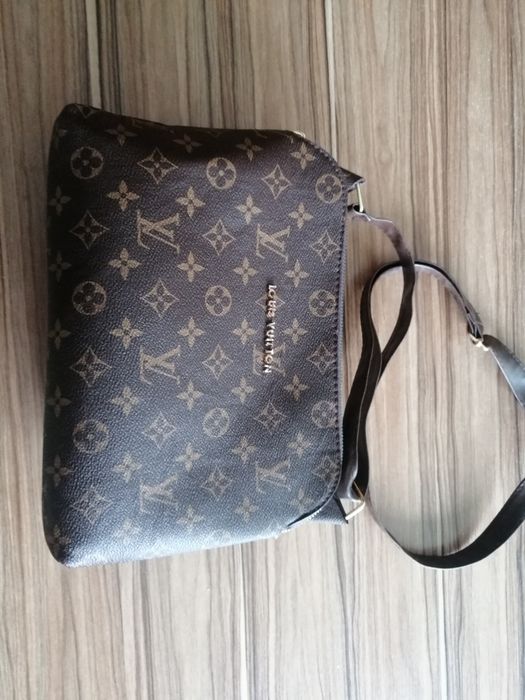 Дамски чанти Mango и Louis Vuitton