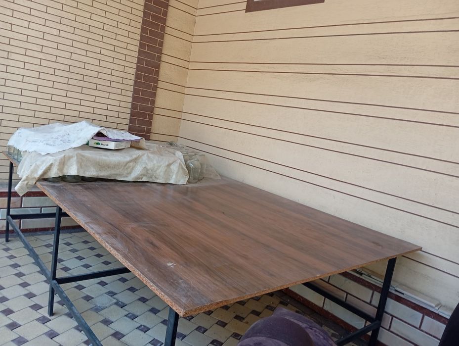 Tirikotaj uchun stol sotiladi