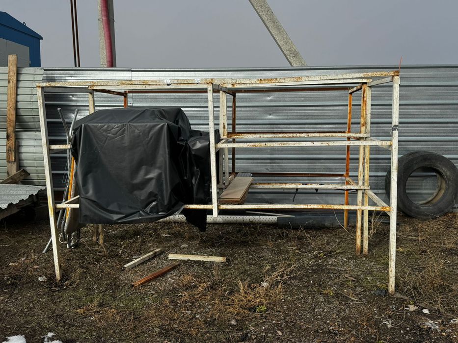 Продам стеллажи. И бак