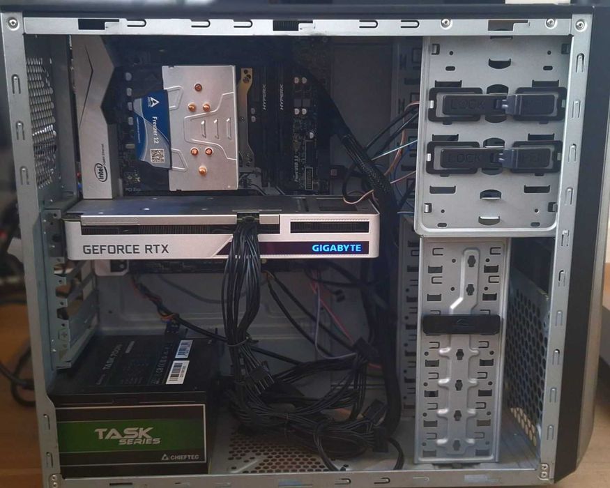 Тих Геймърски Компютър RTX3060 12gb / 16gb ddr4 / i7-7700/700gb ssd памет