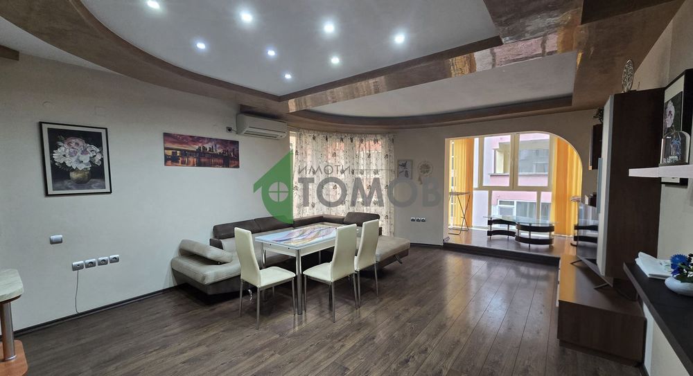 Прекрасно обзаведен тристаен апартамент в кв. Билла 1