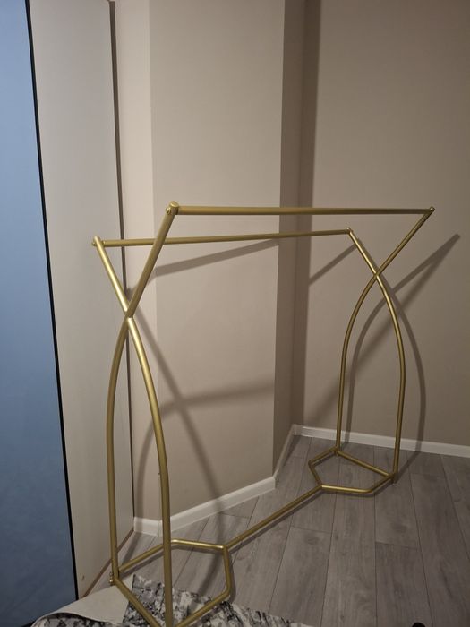 Современная стильная вещалка