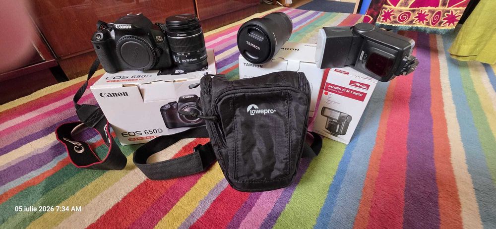 Aparat foto Canon EOS 650D, plus obiectiv și blitz