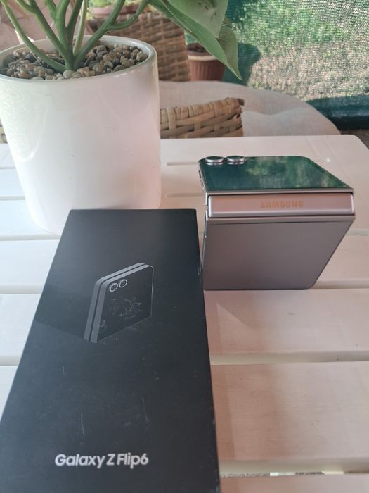 Продавам телефон Самсунг Галакси Z flip 6/ 512 /GB