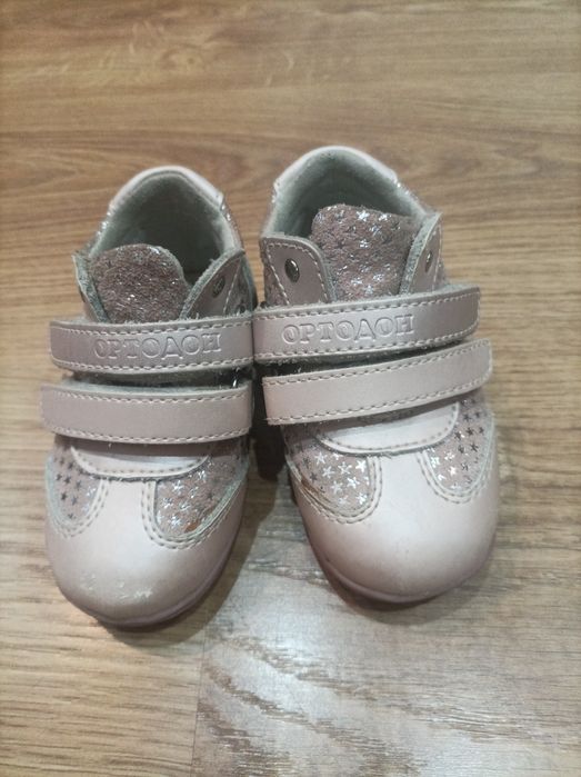 Первые кроссовки для малышки