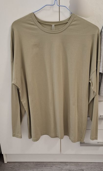 Продам лонгслив и футболка укороченная