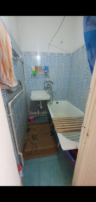 Kvartera gulbozor 3 xona sotiladi