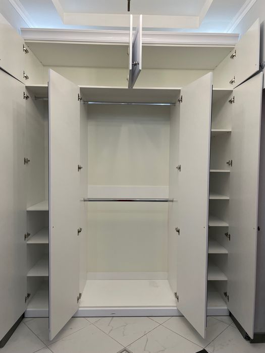 Шкаф в коридор . Белого цвета