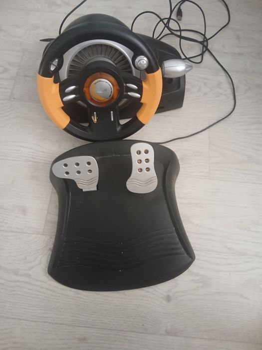 Игровой руль и педали