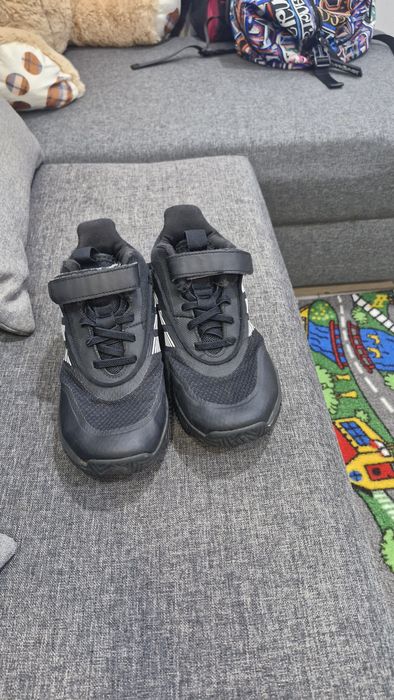 Adidas ghetuța mărimea 32