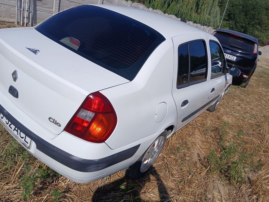Vând reno clio.