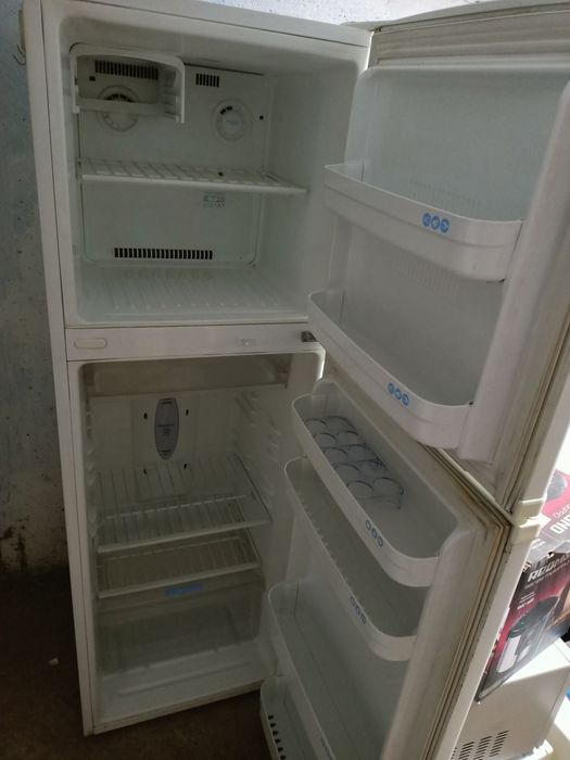 Продам рабочий холодильник .