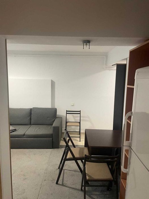 Dau in  chirie apartament cu o camera, transformat in doua camere , are parcare subterana.