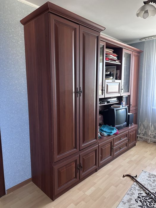 Продам Шкаф сервант