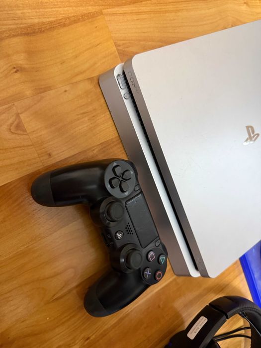 [ PS4 > PlayStation 4 Slim с джойстик, 2 игри и слушалки
