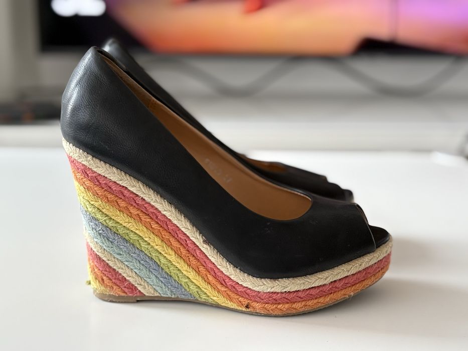 Дамски черни обувки на платформа с отворени пръсти