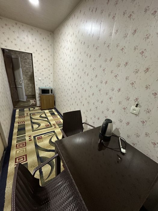 Сзади Рисового базара, мебель и техника, парковка