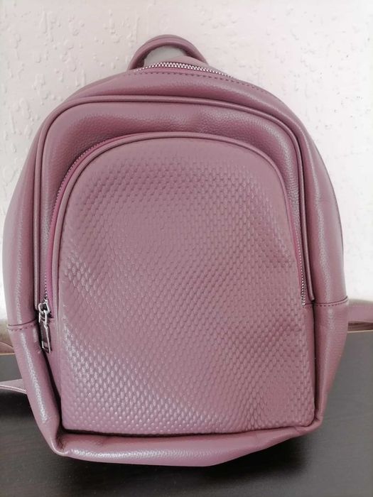 Раници дамски в различни цветове