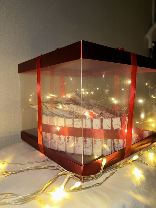 Киндер бокс с гирляндом в коробке в трендовом