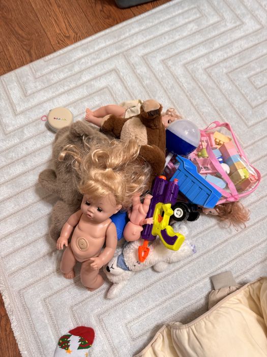 Игрушки и вещи на девочку