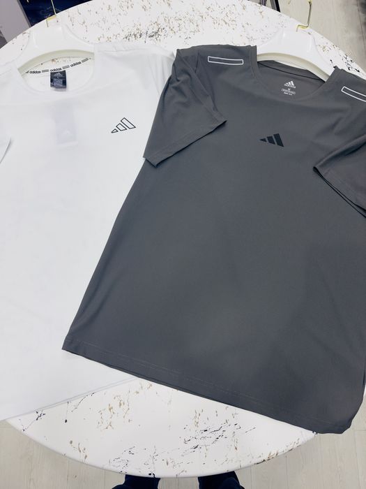 Sport uslubida zamonaviy futbolka shortiklar