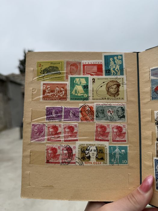 Малък класьор с различни пощенски марки