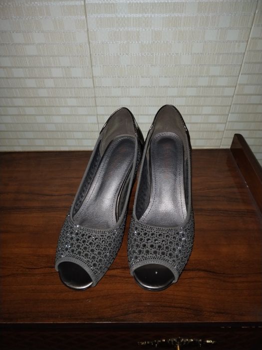 Ayollar uchun yozgi oyoq kiyim