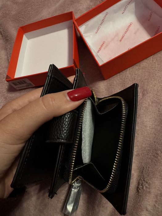 Чисто ново портмоне Valentino