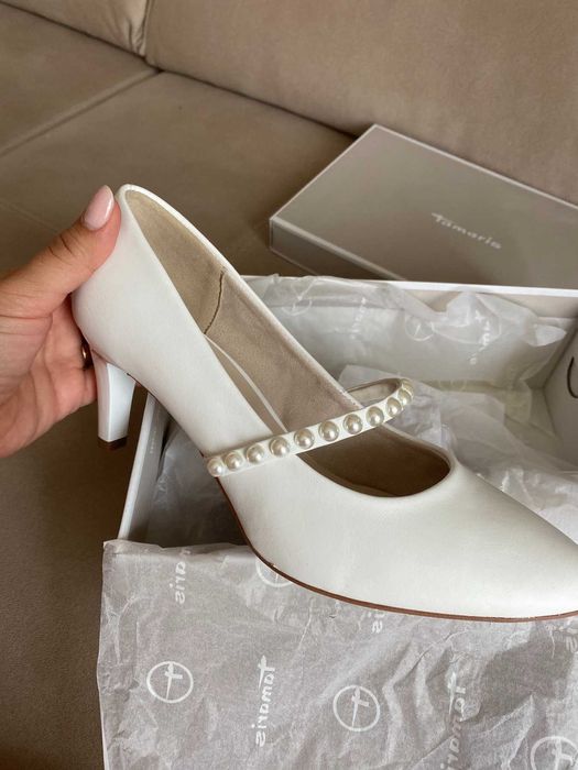 Бели сватбени обувки