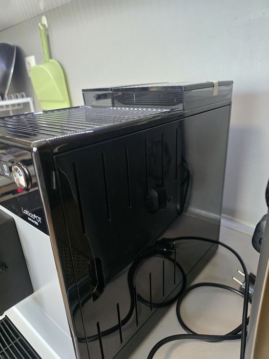 КАТО НОВА!!! Автоматична еспресо машина Melitta Latticia OT F300-101, сребриста