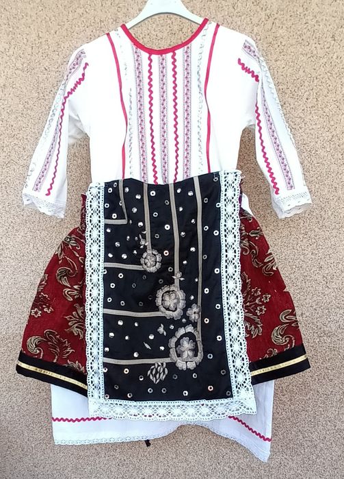 Детски народни носии за малки момиченца.