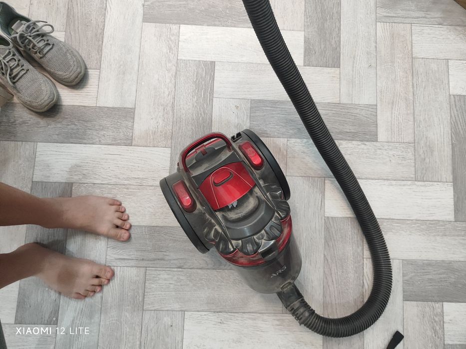 Пылесос без щётки срочно продаем