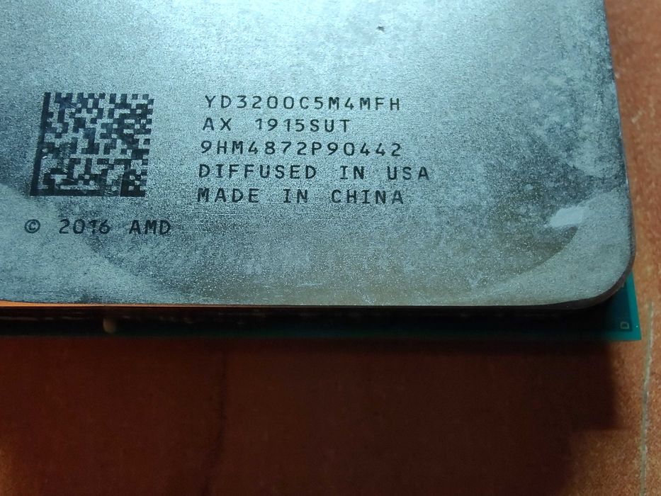 Procesor AMD Ryzen 3 3200G Tray YD3200C5M4MFH