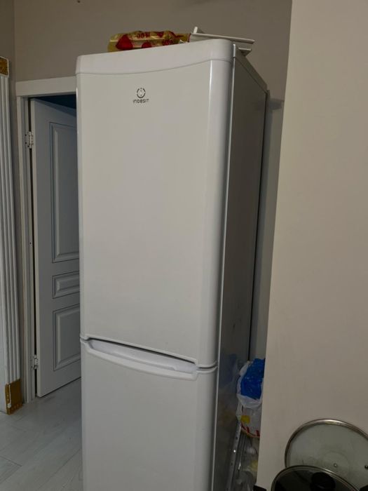 Продам холодильник Indesit