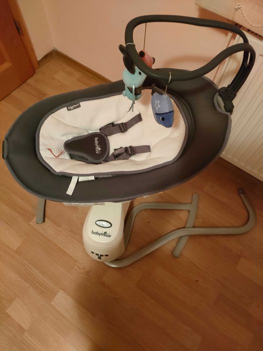 Balansoar rotativ pentru bebeluși pe baza de bateri.