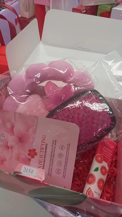 Подарки, боксы на 8 марта