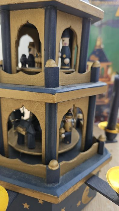 Carusel-piramidă craciun pictat manual cu lumânări