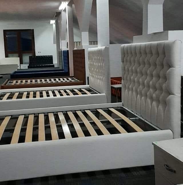 Vând paturi tapițate pe stoc angro și la bucata