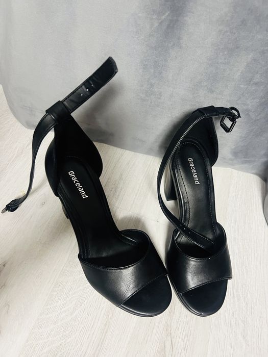 Sandale negre si pantofi