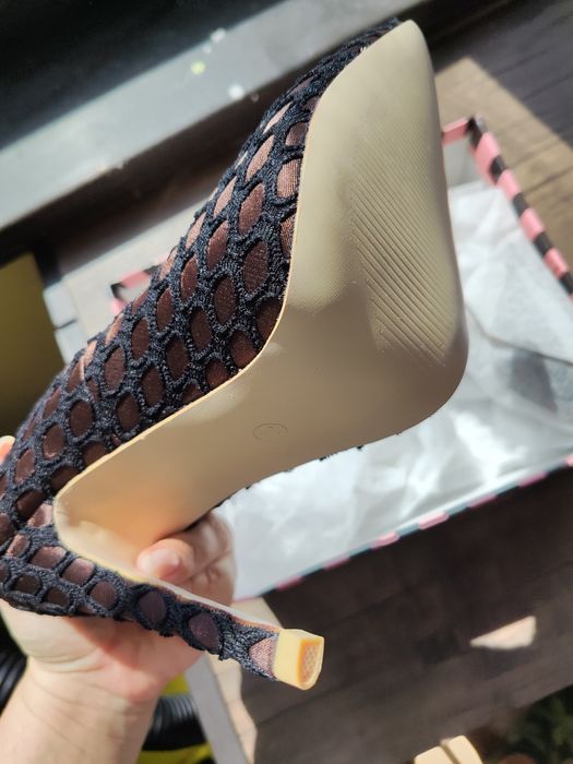 Нови елегантни обувки