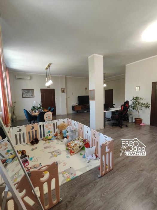 Масивна сграда за продажба – автосервиз плюс два жилищни имота