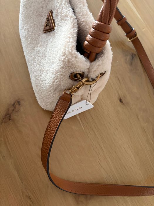 Чанта Guess чисто нова