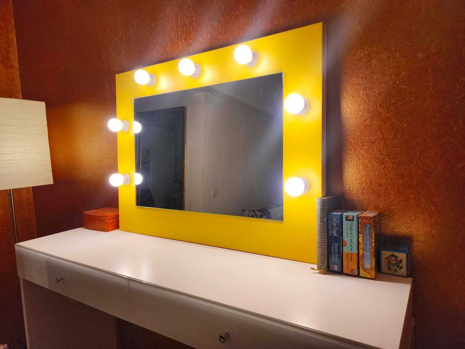 Post makeup infrumusetare, masa machiaj cu oglinda cu leduri