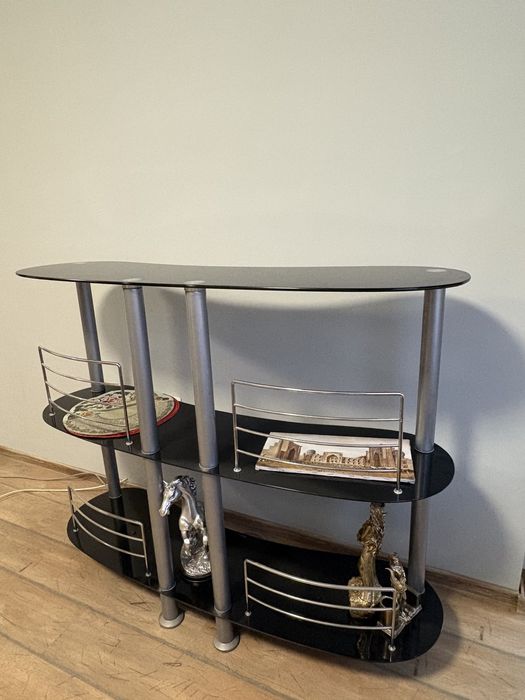 Стъклена полица.