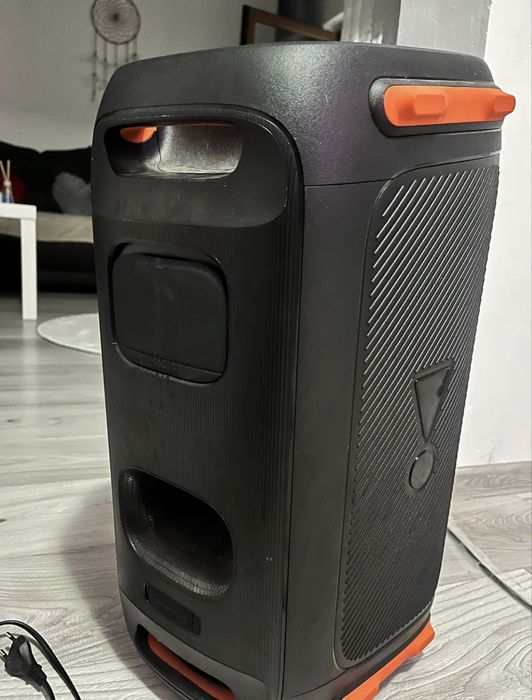 Vând JBL PartyBox 110, în stare foarte bună, perfect funcțională.